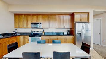 冷蔵庫、電子レンジ、オーブン、コンロ