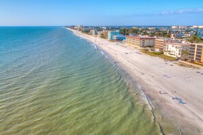 Beach nearby - Fantastic Beachfront Resort. Roomy and Comfortable. Take a Stroll along Beach or Lounge at the Pool. (Madeira Beach)