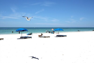 Fantastic Beachfront Resort. Extra Roomy and Comfortable.