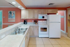 Réfrigérateur, four à micro-ondes, lave-vaisselle, cafetière-théière