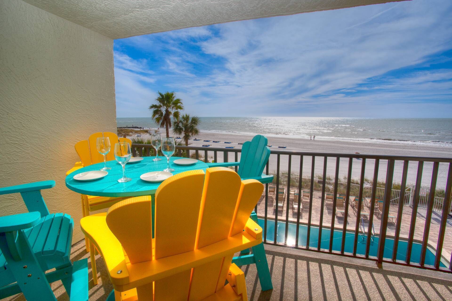 Beachfront Views ~Pool~ Restaurants, Activities, Shops Across the Street. No Car Required.