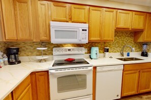 Een koelkast, een microgolfoven, een vaatwasser