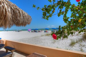 Vlak bij het strand, strandlakens, varen met een motorboot, vissen