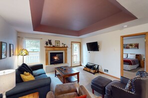 Téléviseur, foyer, lecteur de DVD, livres