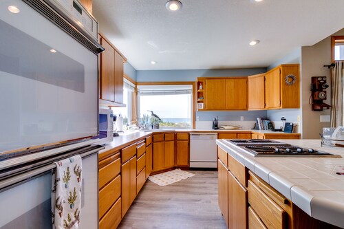 Updated Oceanfront Home with Lovely Pacific Views & Pool Table