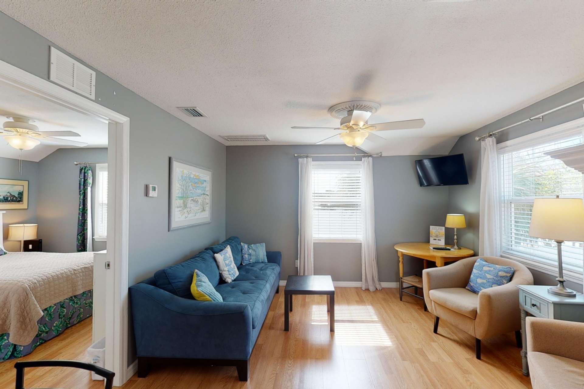 Across from Beach - Value & Comfort!  Free Wifi & Parking. Nice Madeira Beach Getaway!