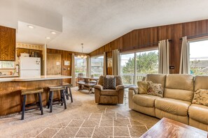 TV, DVD player, foosball, books - Spacious House with Entertainment Options & Very Close Beach Access (Seaside)