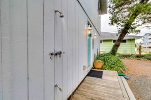 Exterior detail - Spacious House with Entertainment Options & Very Close Beach Access (Seaside)