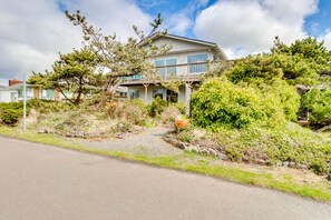 Exterior - Spacious House with Entertainment Options & Very Close Beach Access (Seaside)