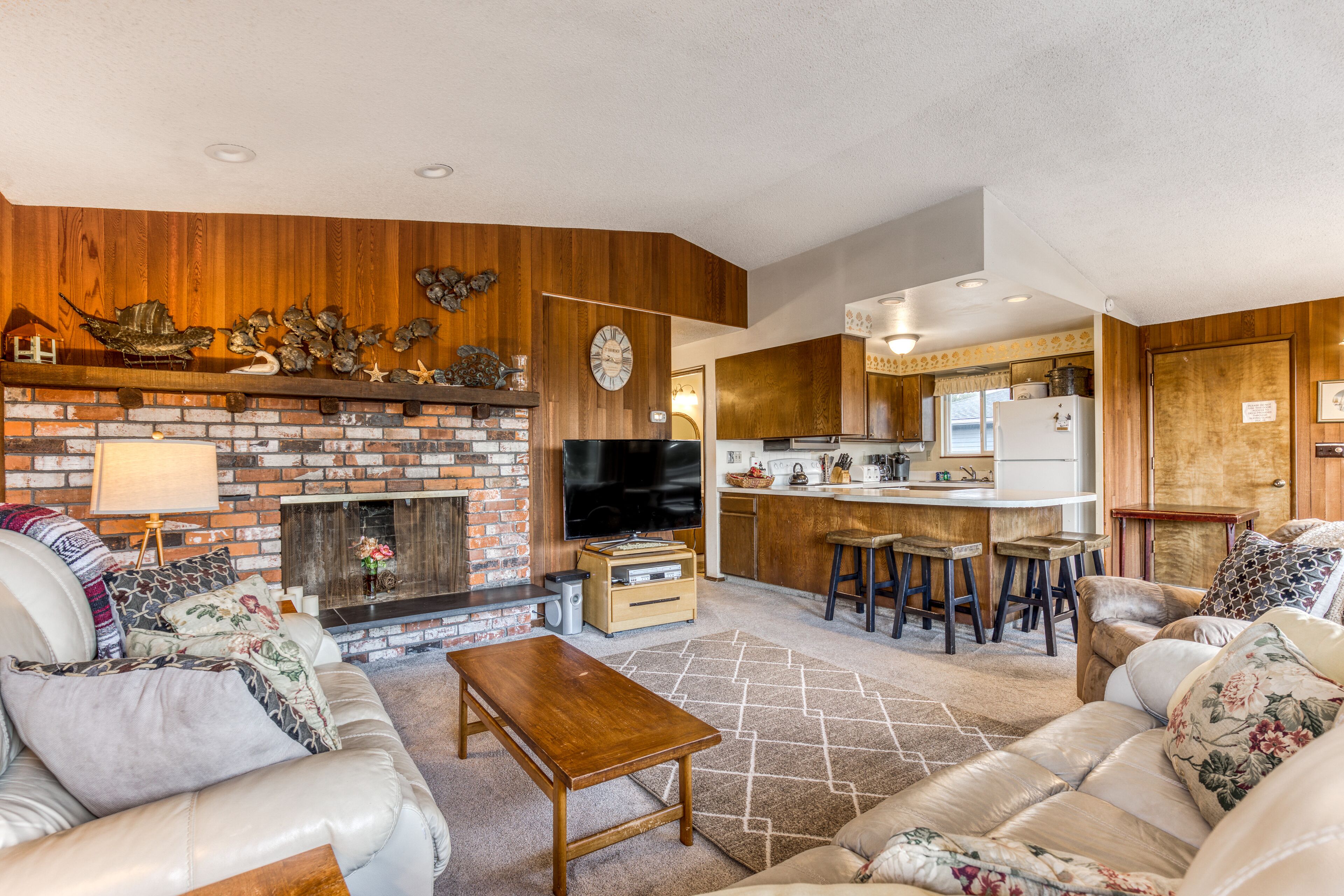 Tv, dvd-afspiller, bordfodbold, bøger