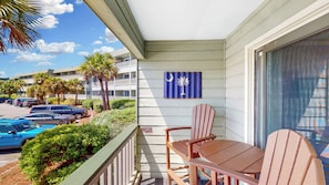 Property grounds - Great oceanfront 1st floor unit with beach, fishing pier, and pool access (Isle of Palms)