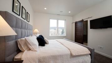 3 bedrooms, WiFi (free), bed sheets