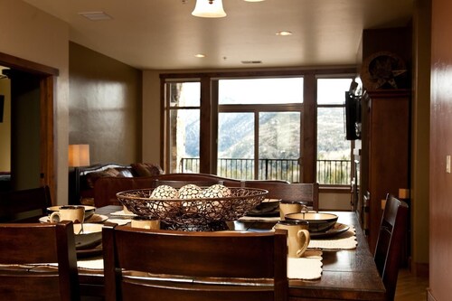 New Luxury Condo Steps to Lifts - Amazing Views