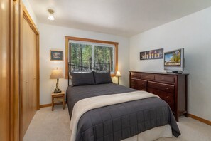 3 slaapkamers, een strijkplank/strijkijzer, gratis wifi, beddengoed