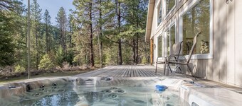 Pine Tree Cottage-WIFI, Hot Tub,, 4WD