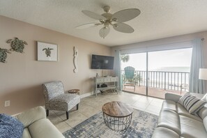 Smart TV - Direct Beach Views Family Friendly Las Brisas #205 (Madeira Beach)