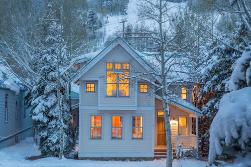 Racers Roost - Gondola District ~ 3 Guest Suites-Fireplace-Private Hot Tub!