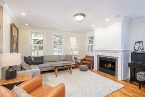 TV connectée, cheminée, lecteur de DVD, espaces bureaux