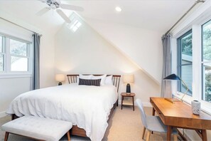 3 makuuhuonetta, työpöytä, silitysrauta/-lauta, vauvan matkasänky