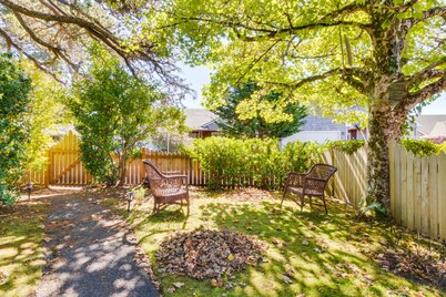Charming Dog-Friendly Cottage with AC, Washer/Dryer, Gas Grill, Easy Beach Access