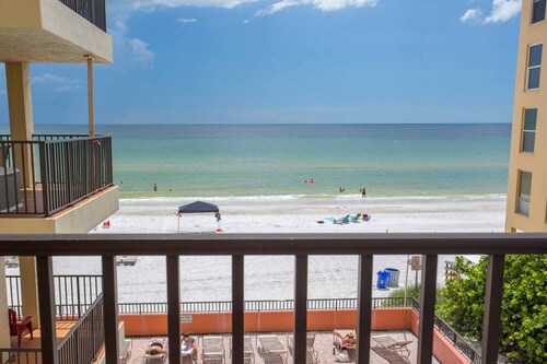 Spacious Beachfront Corner Unit Overlooking the Pool! Private Balcony, Beach, Nearby Restaurants.