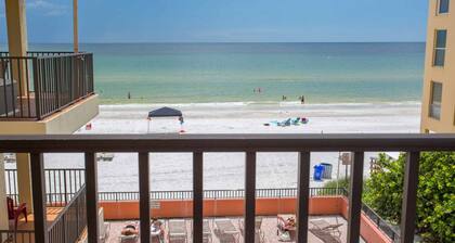 Spacious Beachfront Corner Unit Overlooking the Pool! Private Balcony, Beach, Nearby Restaurants.
