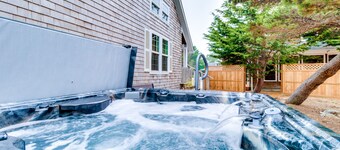 Casa de playa soleada con bañera de hidromasaje privada, fogón y mucho espacio - ¡perros bien!