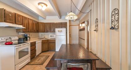 Ten Mile Creek Condo: Downtown Frisco, Hot Tub