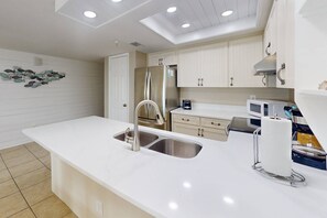 Køleskab, mikrobølgeovn, opvaskemaskine, kaffe-/temaskine