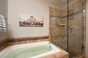 Combined shower/tub, free toiletries, hair dryer, towels - Mountain Townhome - Great Views - Free on Demand Ski Shuttle (Durango)