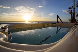 Pool - Stunning Beachfront Views, Direct Beach Access, and Swim Spa. Ticket included to Top Attractions. (Madeira Beach)