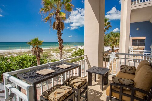 Stunning Beachfront Views, Direct Beach Access, and Swim Spa. +$400.00 Free Family Activities Daily
