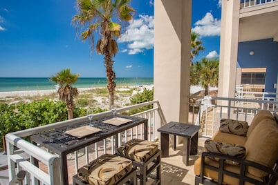 Stunning Beachfront Views, Direct Beach Access, and Swim Spa. +$400.00 Free Family Activities Daily