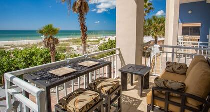Stunning Beachfront Views, Direct Beach Access, and Swim Spa. +$400.00 Free Family Activities Daily