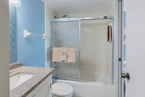 Combined shower/bathtub, hair dryer, towels, shampoo