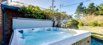 Dog-Friendly Home with Private Hot Tub & Game Room - Near the Beach & Nedonna Lake