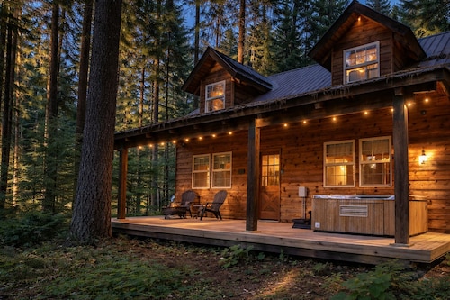 Chipmunk Lodge/ Hot Tub, WIFI, Close to Golf/Lake