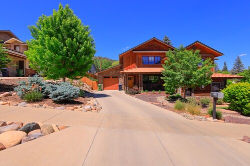 Sparkling new home close to downtown & hiking trails