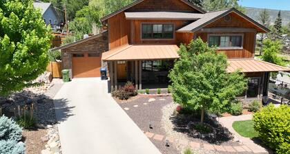 Sparkling new home close to downtown & hiking trails
