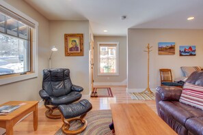 Una televisión, un reproductor de DVD, libros, una videoteca