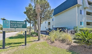 Property grounds - Walk to Beach! Isle of Palms Condo w/ Pool Access (Isle of Palms)