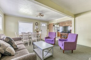 Een televisie, een dvd-speler, tafelvoetbal en boeken