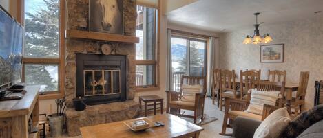 Een smart-tv en een open haard