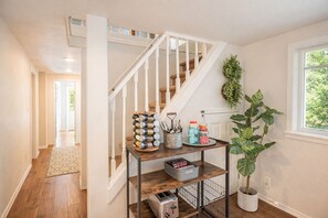 Interior - Das Tree Haus-Views, Hot Tub, WIFI, Dogs, ROKU (Leavenworth)