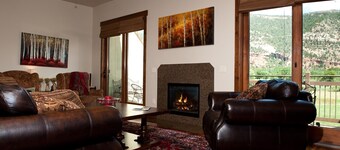 Crimson Cliff Townhome - Great Views - 4 Miles from Downtown - Central AC