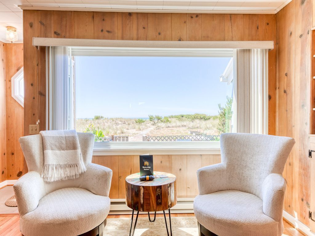 Lovely Oceanfront Home with an Encolsed Yard, Free WiFi and Beach Access