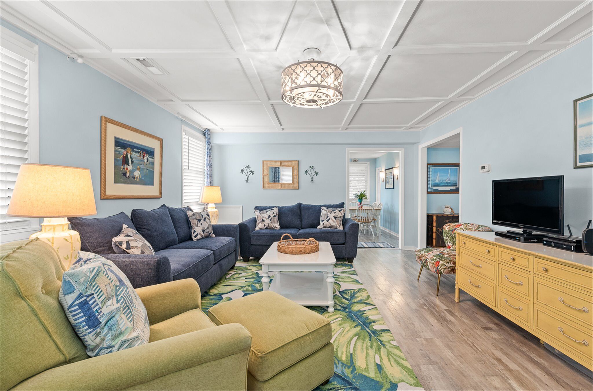 Dog-pet friendly ground level apartment, walk to the beach!