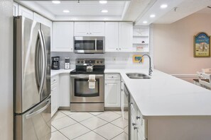 Refrigerador, microondas, lavavajillas y cafetera y tetera 