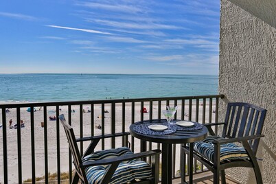Beachfront Balcony with World Class Beach Views. Heated Pool. Walk to Shops & Restaurants.