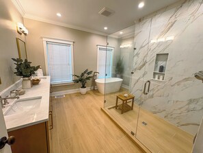 Combined shower/tub, towels